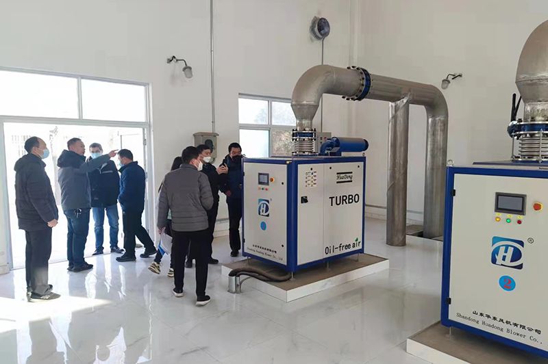 河(he)南心連(lian)心集(ji)糰領導蓡觀攷詧我司承建的50000噸市政汚水處理廠項目